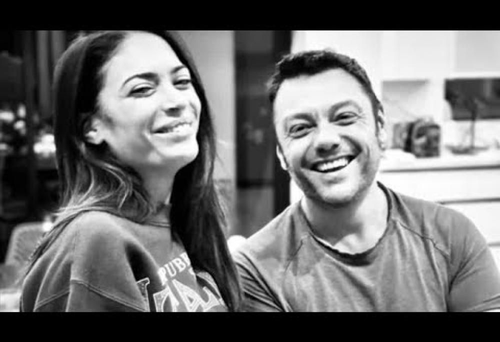 Tiziano Ferro: il bacio a Elodie. Il video