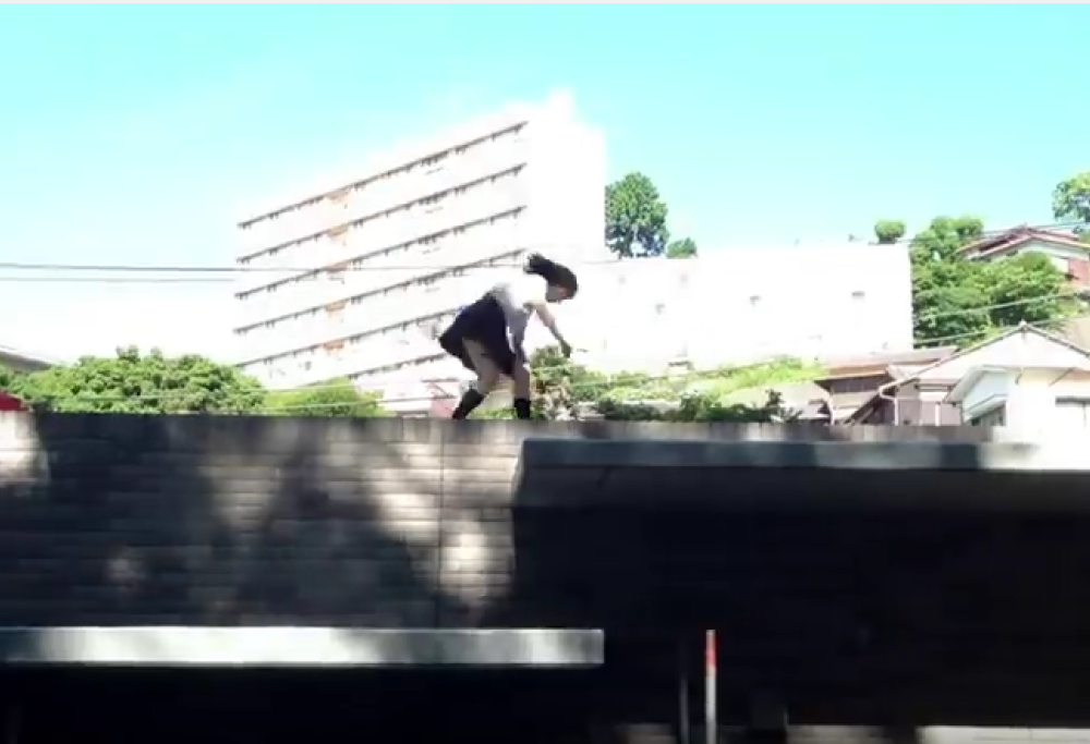 Scappano da scuola e si danno a pazze acrobazie: l’incredibile video delle ragazzine giapponesi!