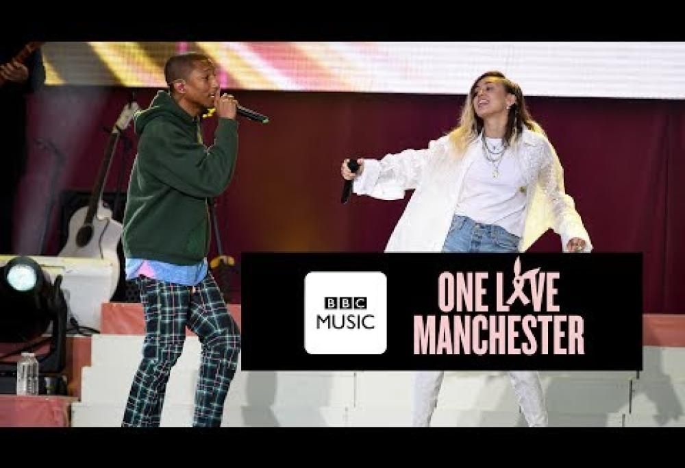 Pharrell Williams e Miley Cyrus eseguono “Happy” durante il concerto benefico