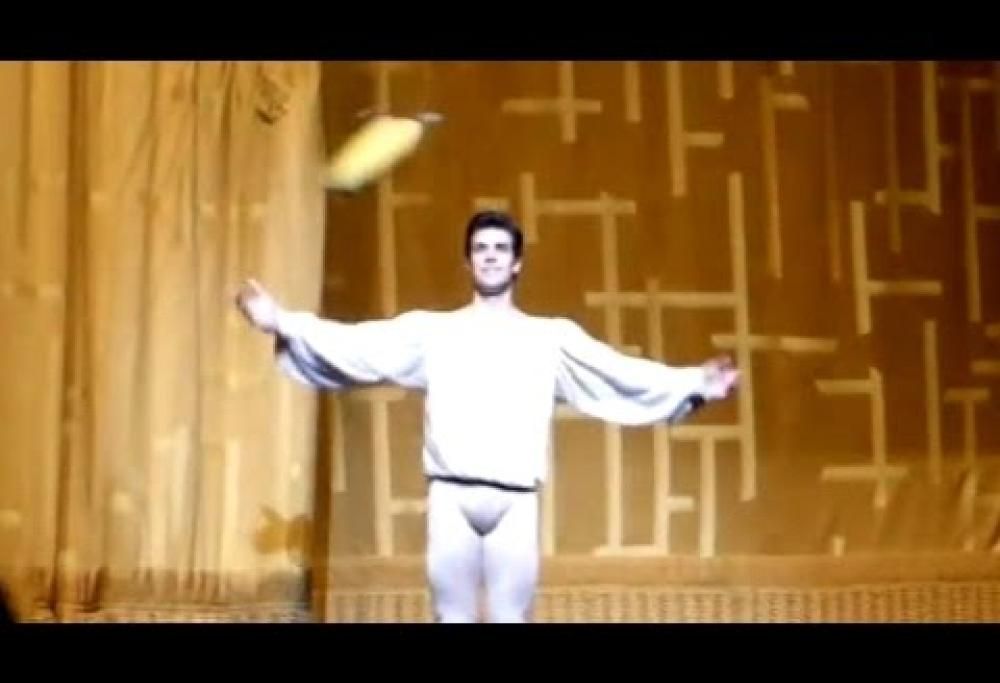 Roberto Bolle è stato colpito da un peluche. E ha reagito bene.