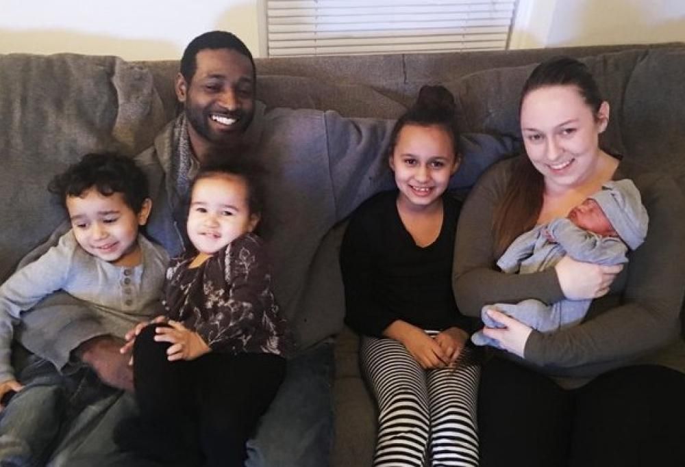 Licenziato per aver assistito alla nascita del figlio, viene sommerso da richieste di lavoro