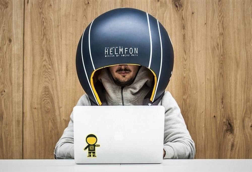 Ufficio e colleghi rumorosi? Arriva il casco per isolarsi completamente