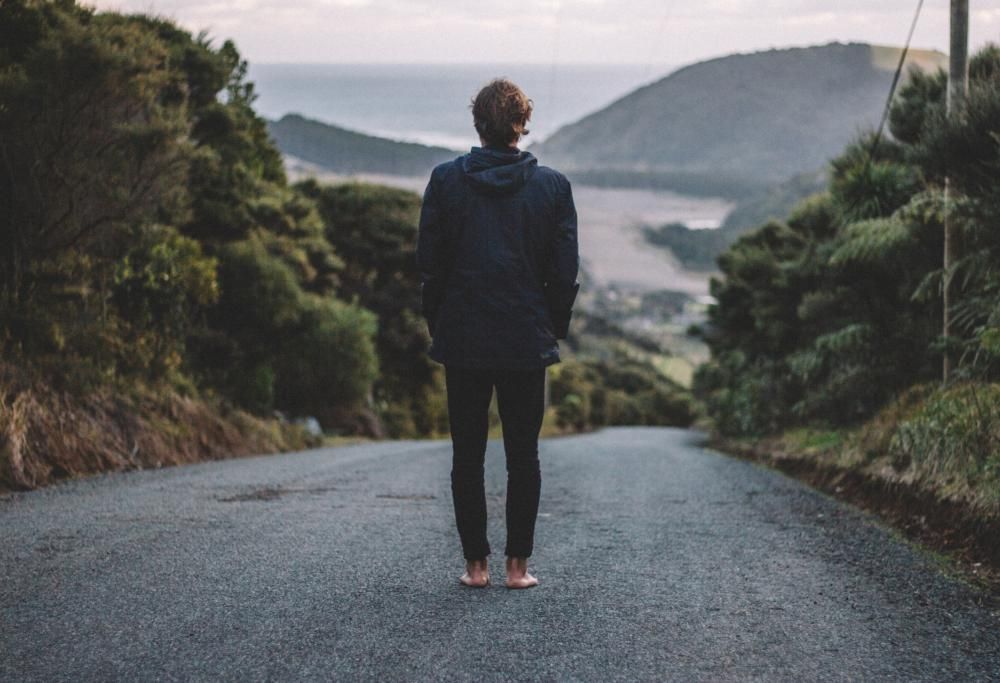 Tutti i benefici del camminare a piedi nudi … ma indossando le scarpe