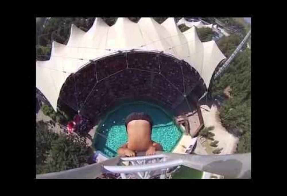 Si tuffa da 25 metri di altezza a una velocità di 100 km/h