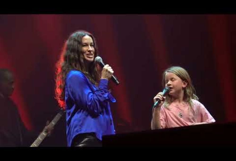 Alanis Morissette canta Ironic con la figlia. Il video