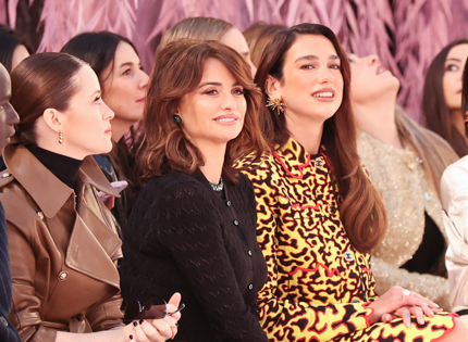 Dua Lipa a Parigi sceglie di viaggiare in metropolitana: il video