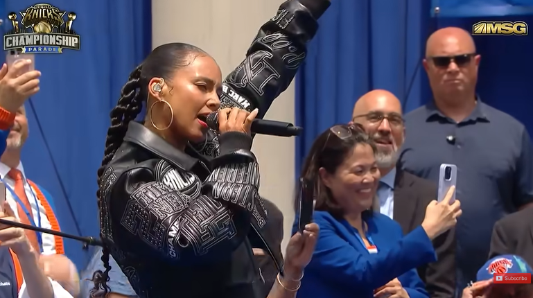 Alicia Keys canta Empire State of Mind per la vittoria dei New York Knicks: l’emozionante video