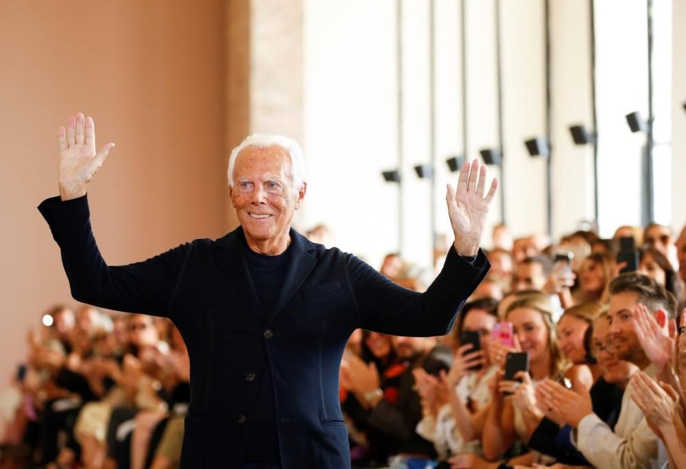 Giorgio Armani: il murale in suo onore nella città natale. Le foto