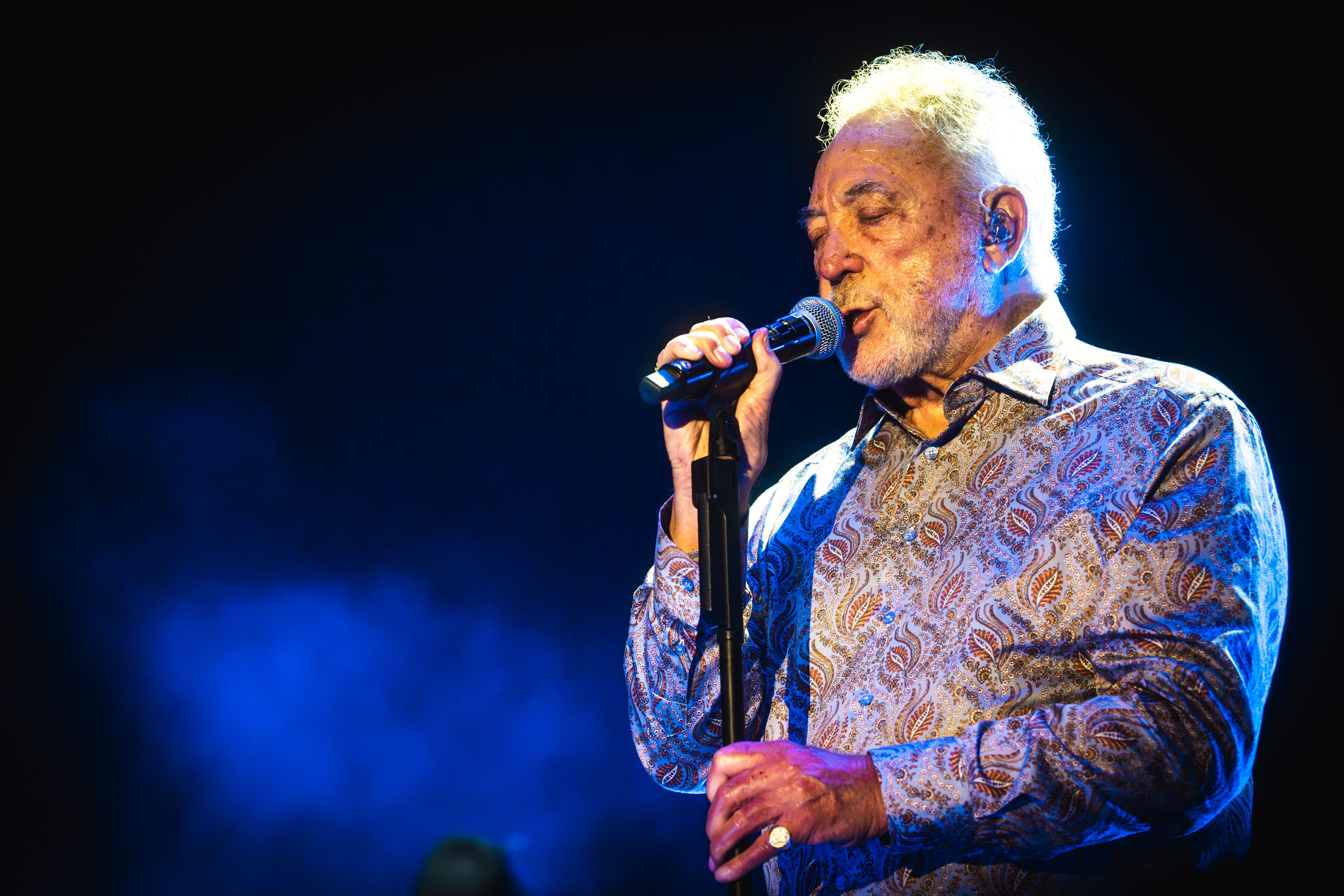 Tom Jones, una voce senza tempo: show travolgente al Lucca Summer Festival