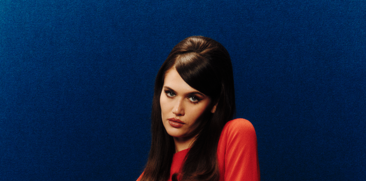 Sienna Spiro pubblica l’album Visitor. Guarda il video di Great Expectation