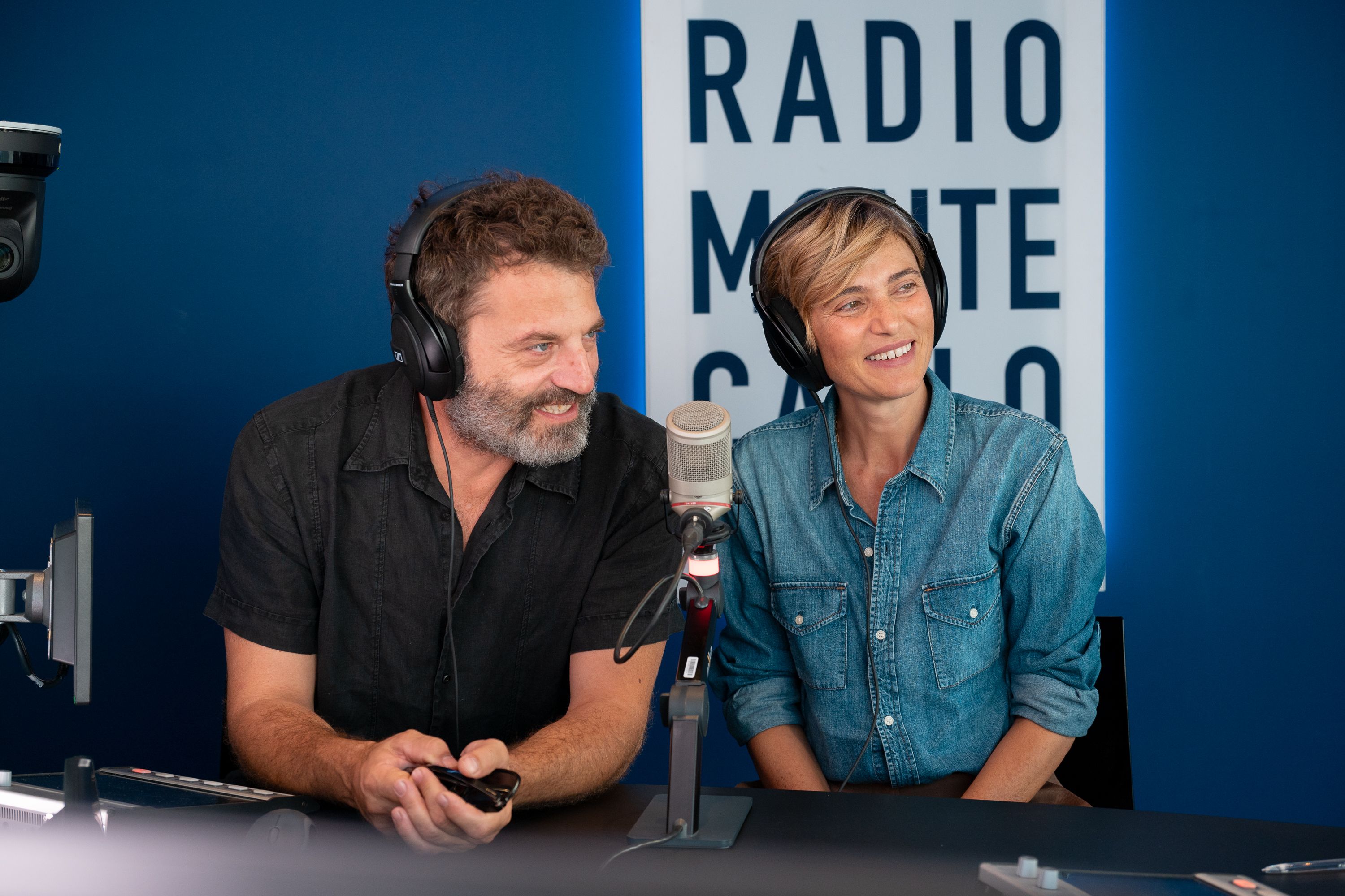 Anna Foglietta e Guido Caprino ospiti di Radio Monte Carlo: le foto più belle
