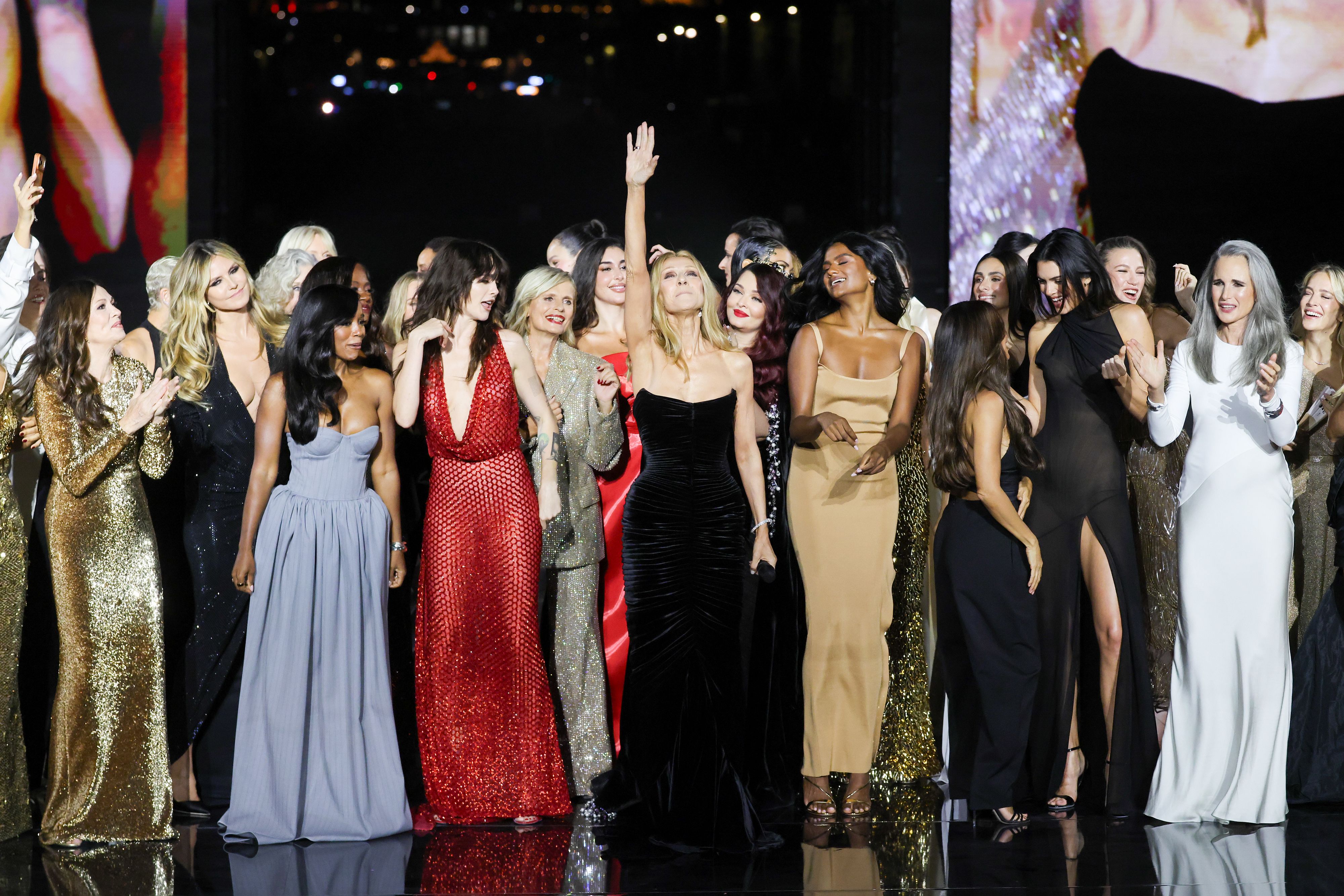 Celine Dion canta I’m Alive alla Fashion Week di Parigi: l’emozionante video