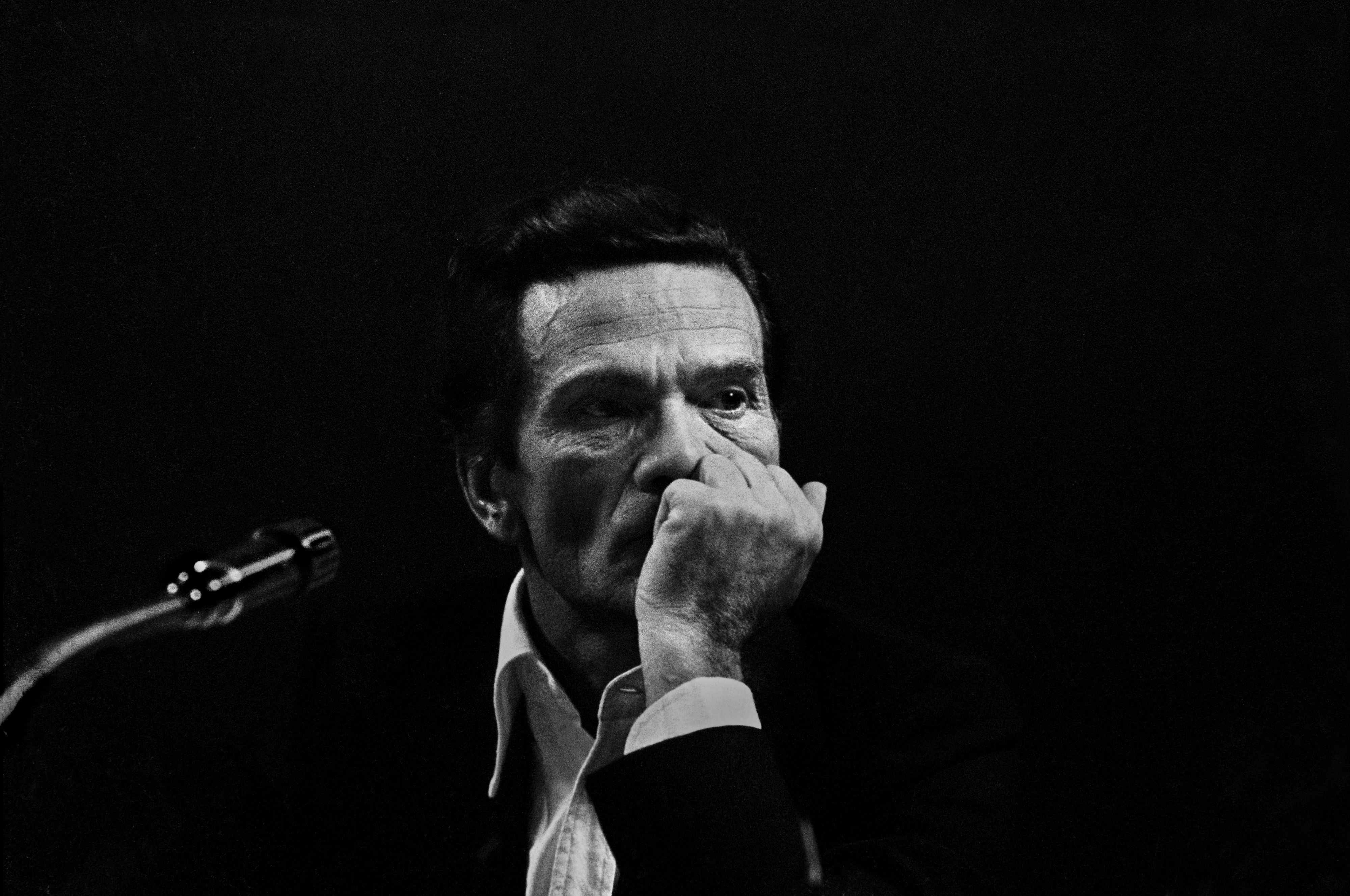 Letizia Battaglia Pier Paolo Pasolini al Circolo Turati. Milano, 1972 © Archivio Letizia Battaglia