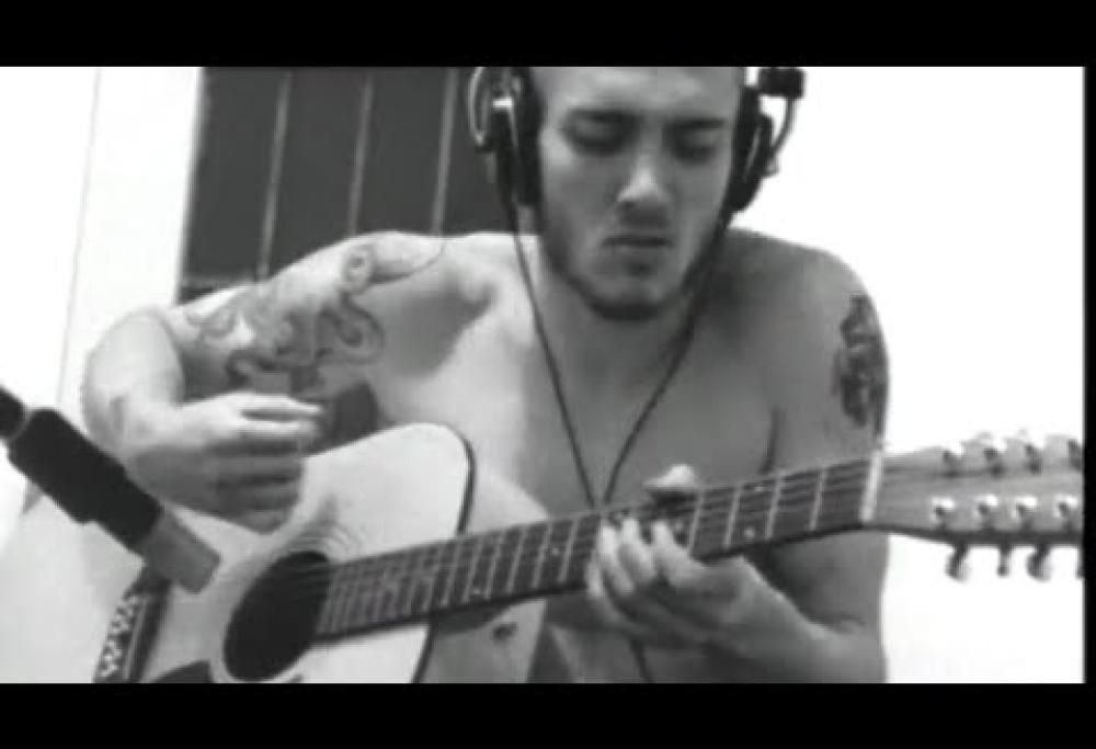 Il giorno in cui i Red Hot Chili Peppers registrarono Breaking The Girl. Scopri la storia e guarda il video in studio