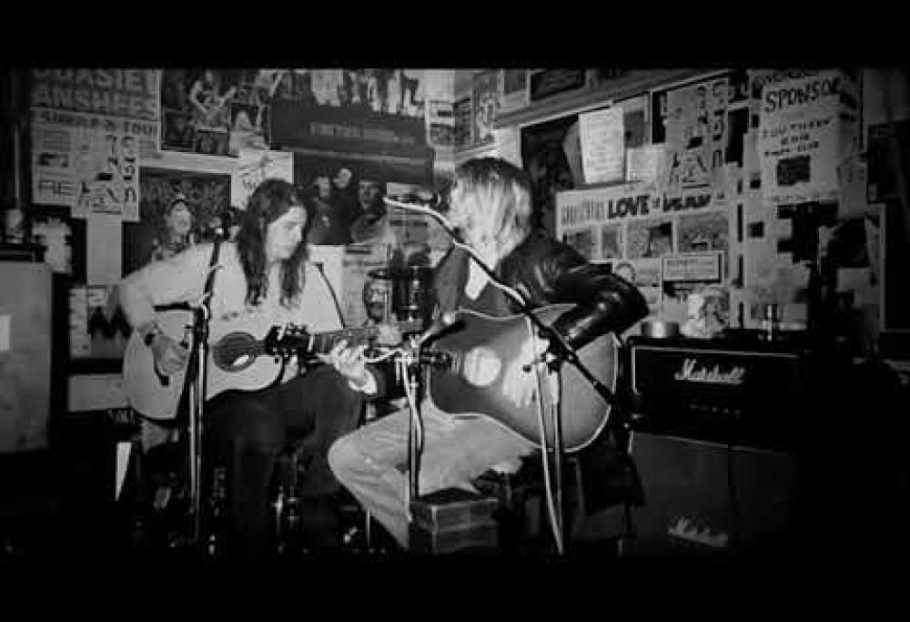Nirvana, quella volta che Kurt Cobain e Dave Grohl (al basso) suonarono in un bar in Scozia per beneficenza. Ascolta l'audio