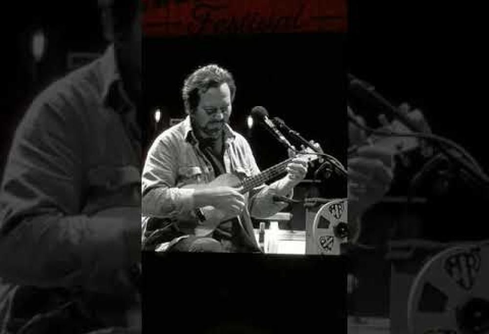 Eddie Vedder ha sbagliato l'esecuzione di Soon Forget dopo aver spiegato al pubblico come si suona. Guarda il divertente video