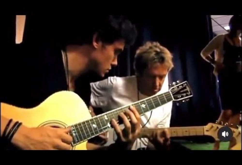 The Police, quella volta che Andy Summers insegnò "Message In A Bottle" a John Mayer. Guarda il video