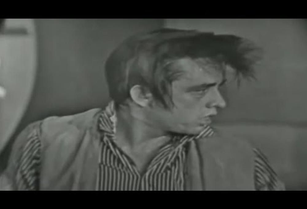 Quella volta in cui Johnny Cash prese in giro Elvis Presley sul palco durante un concerto. Guarda il video