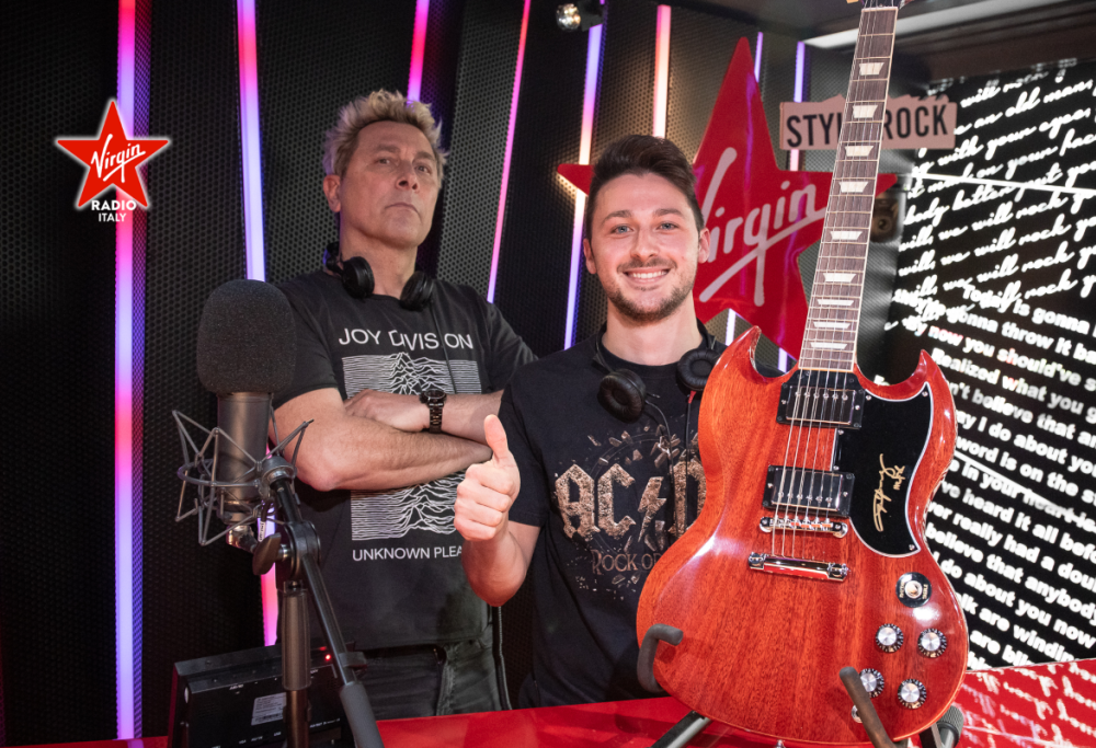 AC/DC, la consegna della chitarra autografata da Angus Young in diretta a Revolver con Ringo. Guarda le foto