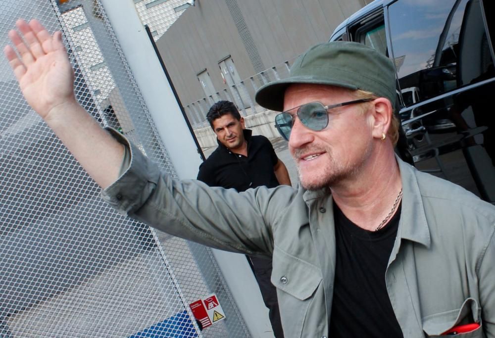 U2: Bono firma autografi a Torino