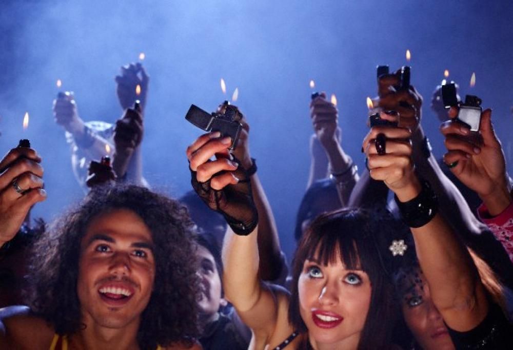 Cinque metodi alternativi per aprire una bottiglia di birra! Voi quale usate?