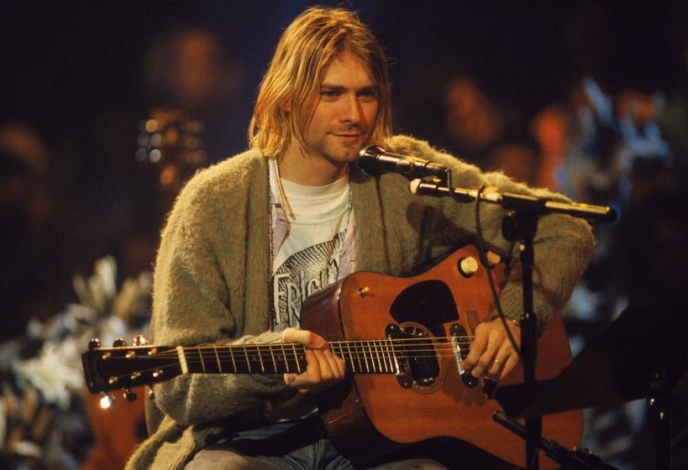 Kurt Cobain: il cardigan dell’MTV Unplugged finisce all’asta. Guarda le foto e scopri i prezzi dei pezzi più belli