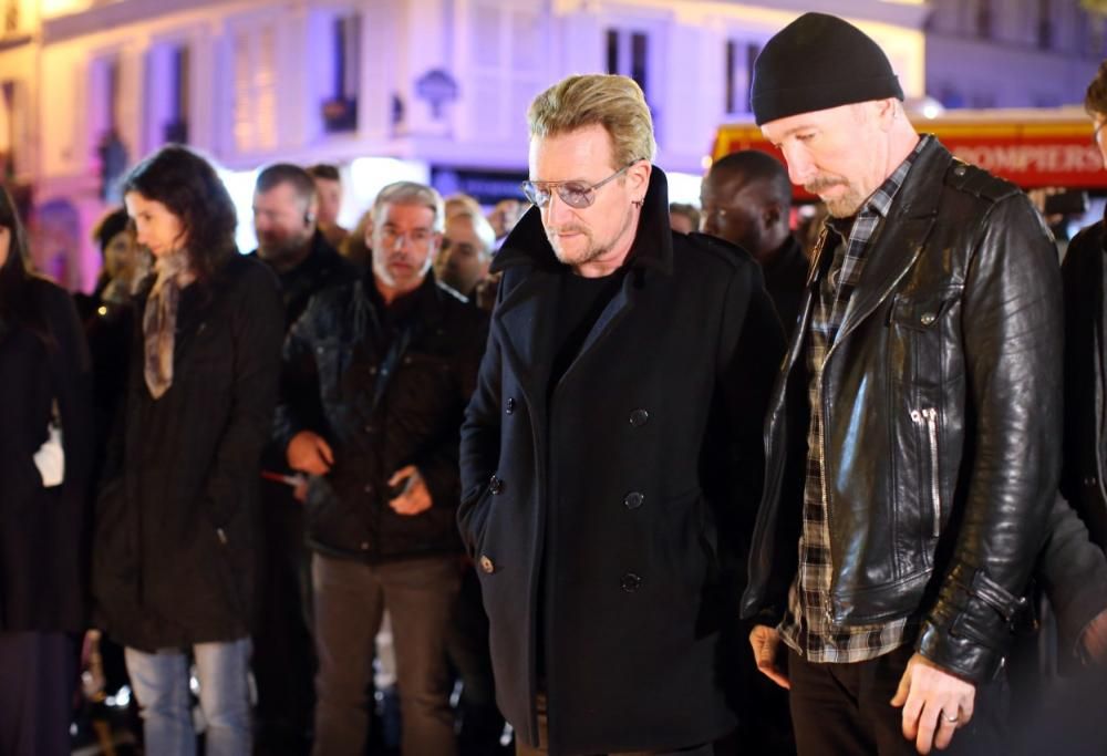 Gli U2 hanno lasciato dei fiori davanti al Bataclan di Parigi