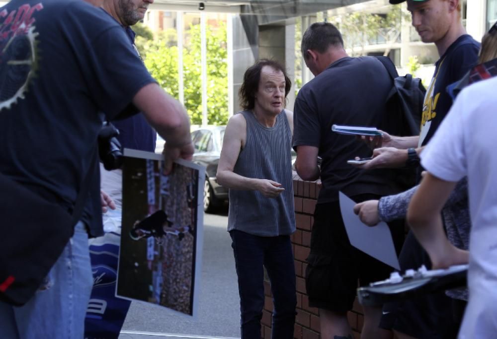 AC/DC: Angus Young in strada firma autografi ai fan su chitarre, dischi e magliette