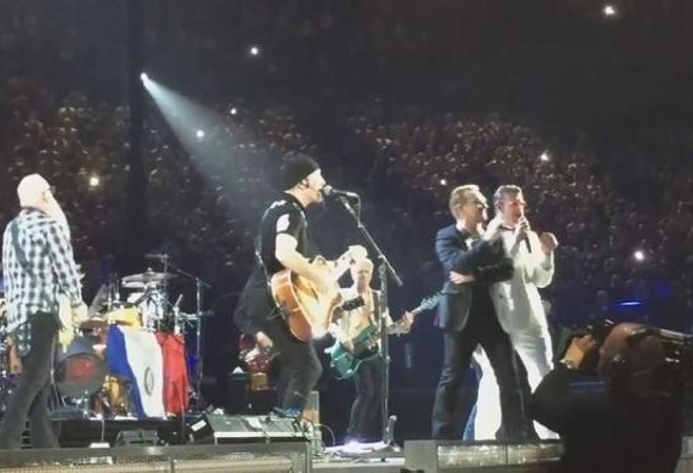 U2 & Eagles Of Death Metal: le foto, e il video, del concerto di Parigi
