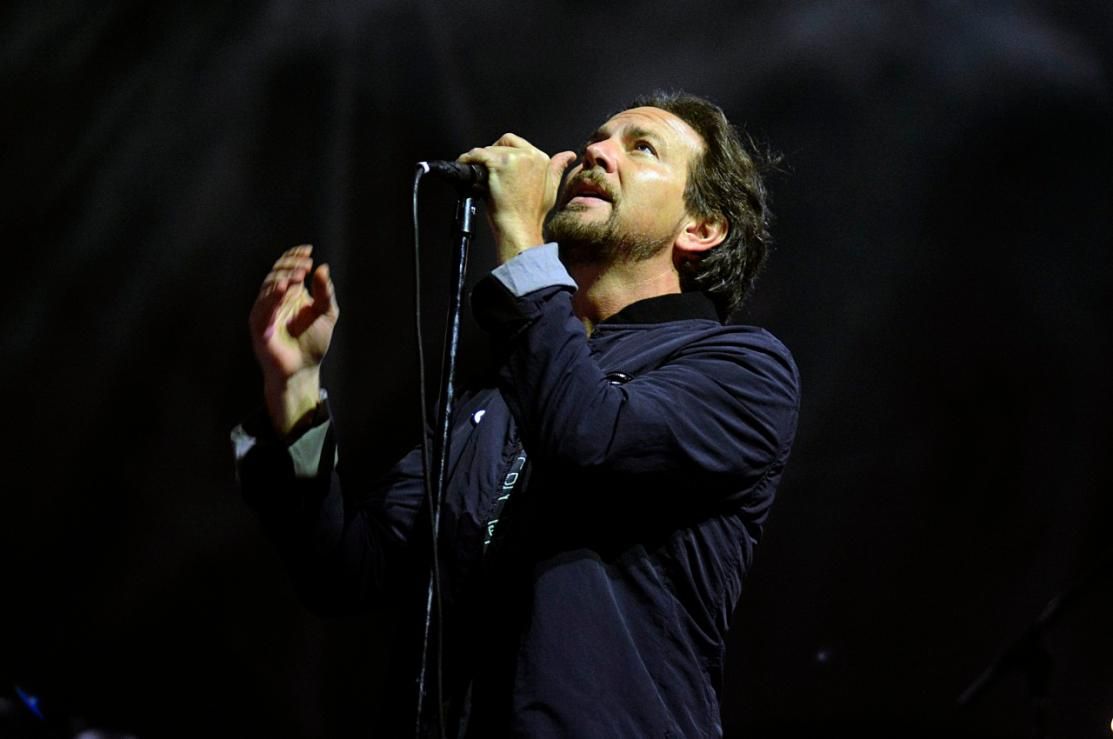 Eddie Vedder dona 10.000 dollari per Natale ad una mamma in difficoltà