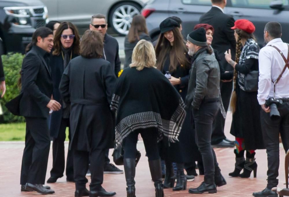 Lemmy: le foto dell’ultimo saluto a Los Angeles con Ozzy, Slash, Gene Simmons, Lars Ulrich…