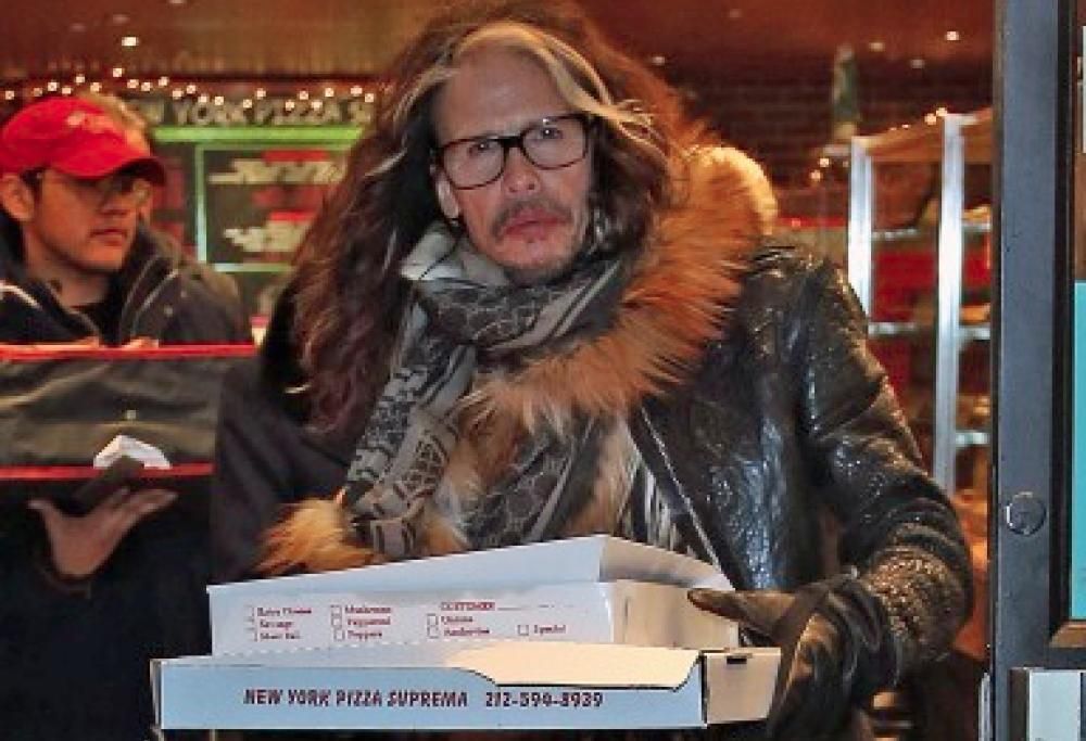 Le foto di Steven Tyler a New York che compra la pizza take away e la offre ai fan