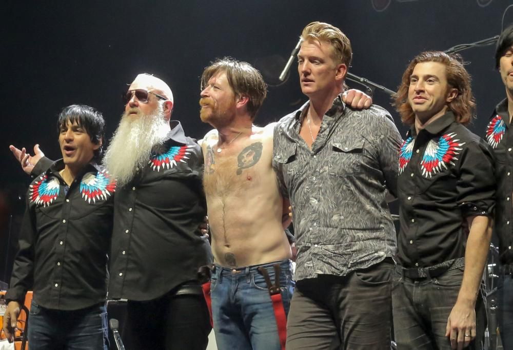 Eagles Of Death Metal: le foto del concerto a Parigi tra lacrime e rock’n’roll