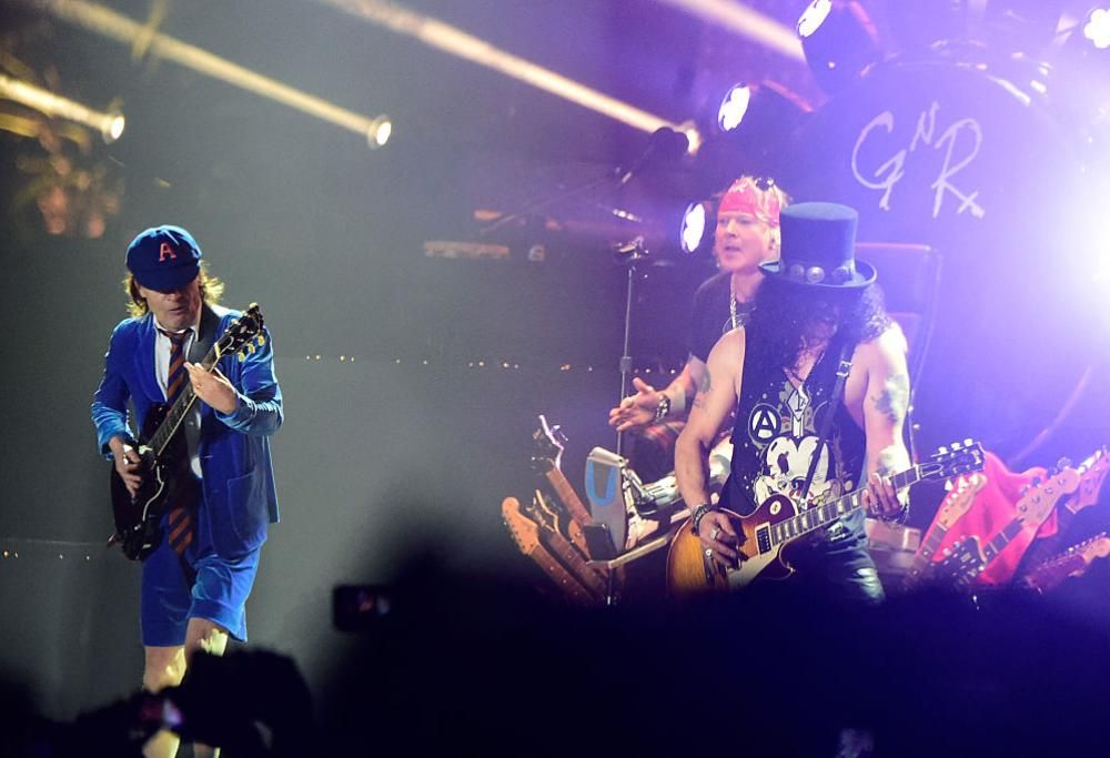 Guns N ‘Roses: è ufficiale. Axl Rose canterà con gli AC/DC. Guarda le foto live insieme a Angus Young al Coachella Festival