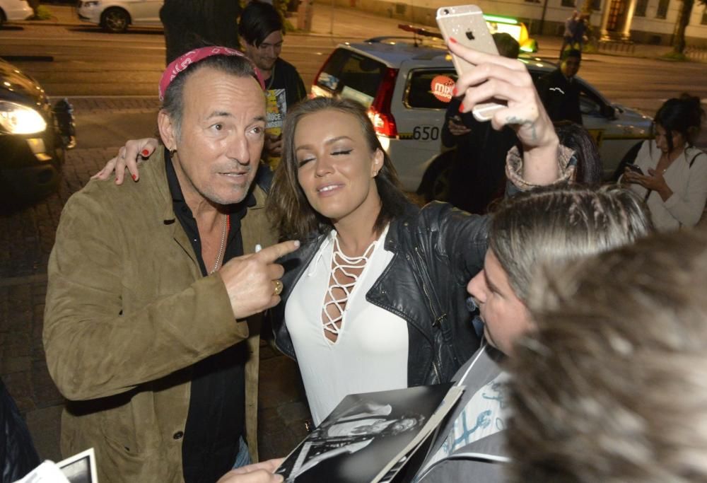 Bruce Springsteen: le foto in strada con i fan svedesi