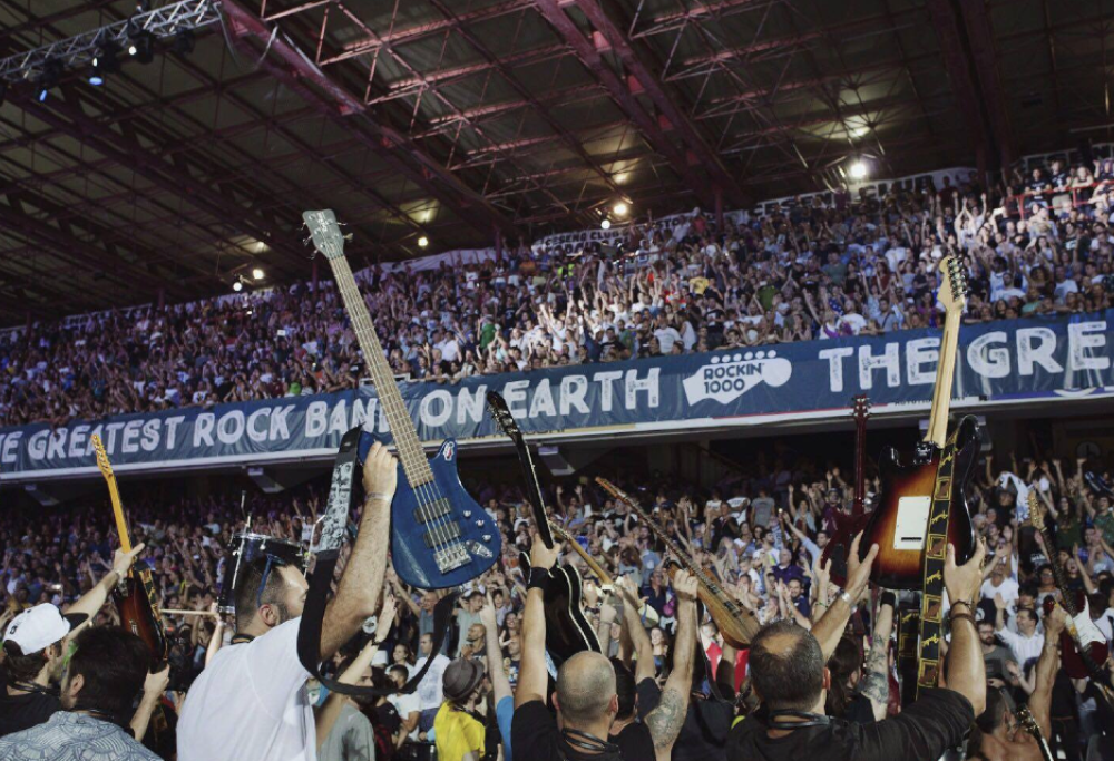 Rockin’ 1000: a Cesena la più grande rock band di sempre in concerto. Guarda le foto
