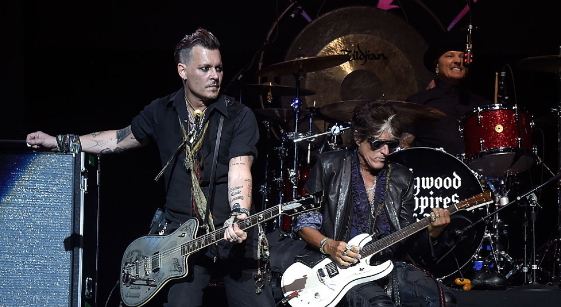 Joe Perry su Johnny Depp: "Dopo la seconda canzone il pubblico supera lo shock di vederlo sul palco. È davvero un bravo chitarrista"
