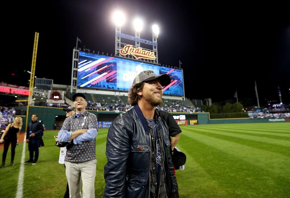 Eddie Vedder ha festeggiato la vittoria dei Chicago Cubs nelle World Series. Guarda le foto