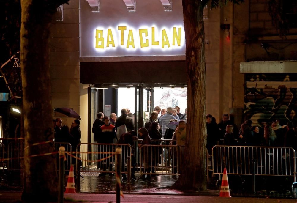 Sting ha riaperto il Bataclan: “Onoriamo i morti e ricominciamo a vivere”. Guarda il video e le foto
