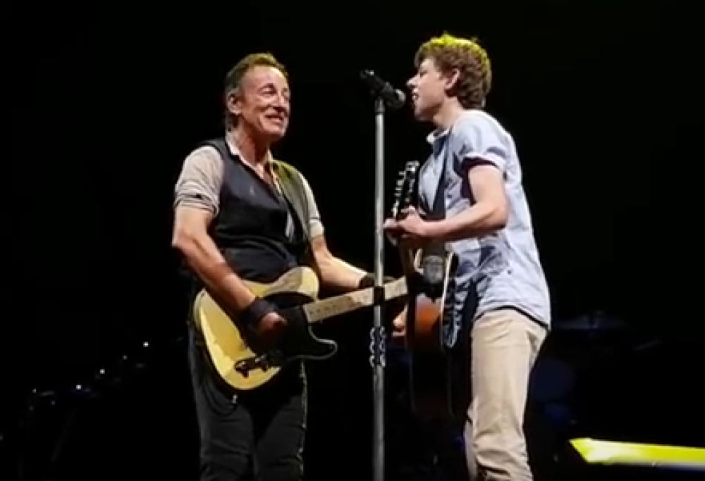 Bruce Springsteen: un ragazzo salta la scuola per andare ad un suo concerto e lo invita a cantare con lui. Guarda la foto e il video
