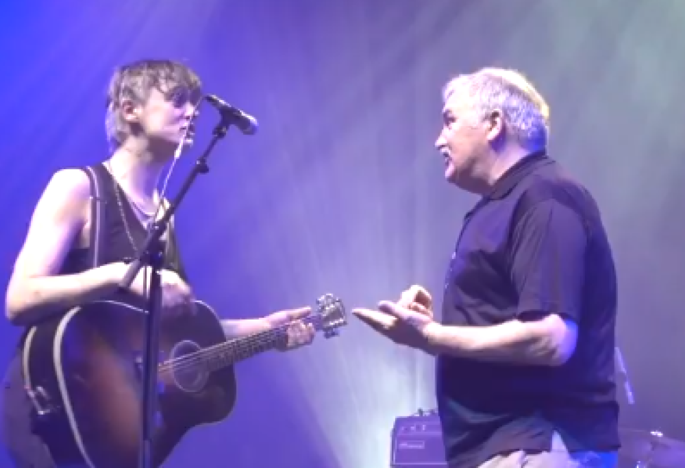 Pete Doherty: ha festeggiato il compleanno duettando live con il padre. Guarda la foto e il video