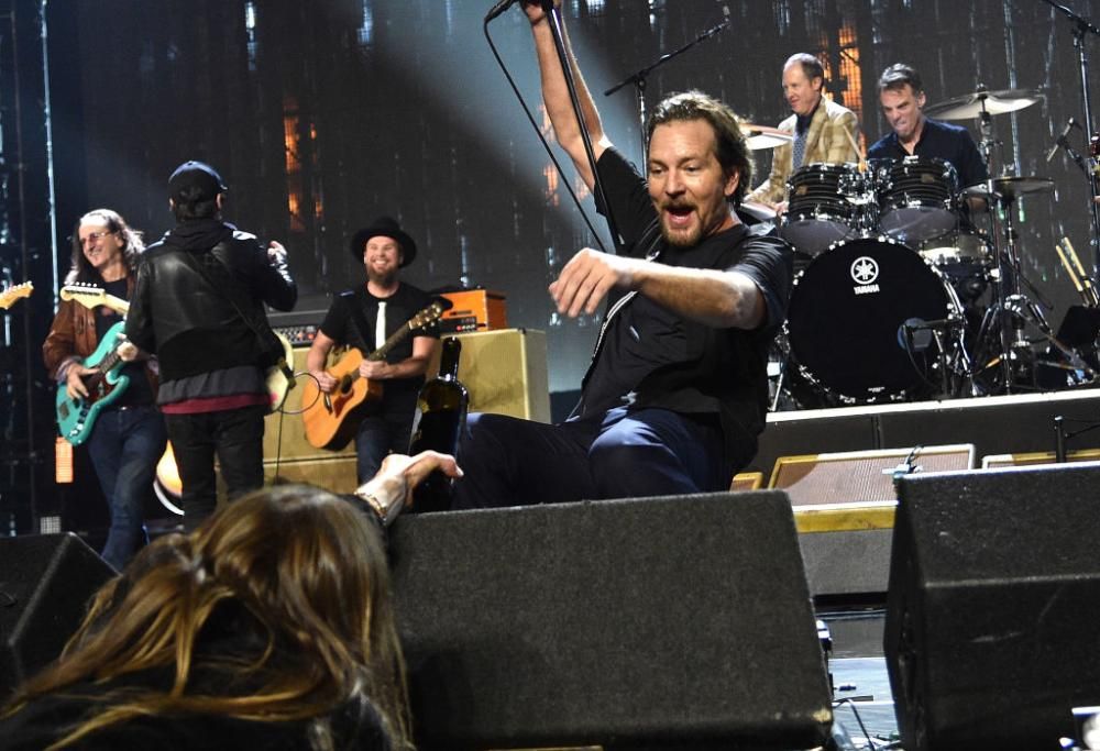 Rock and Roll Hall of Fame: le foto più belle della cerimonia con Pearl Jam, Yes, Journey, ELO…