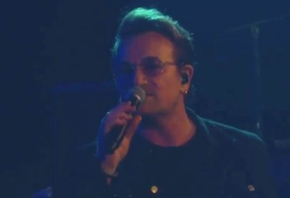 U2, ecco l'inedito The Little Things that Give You Away live e le parole per Manchester