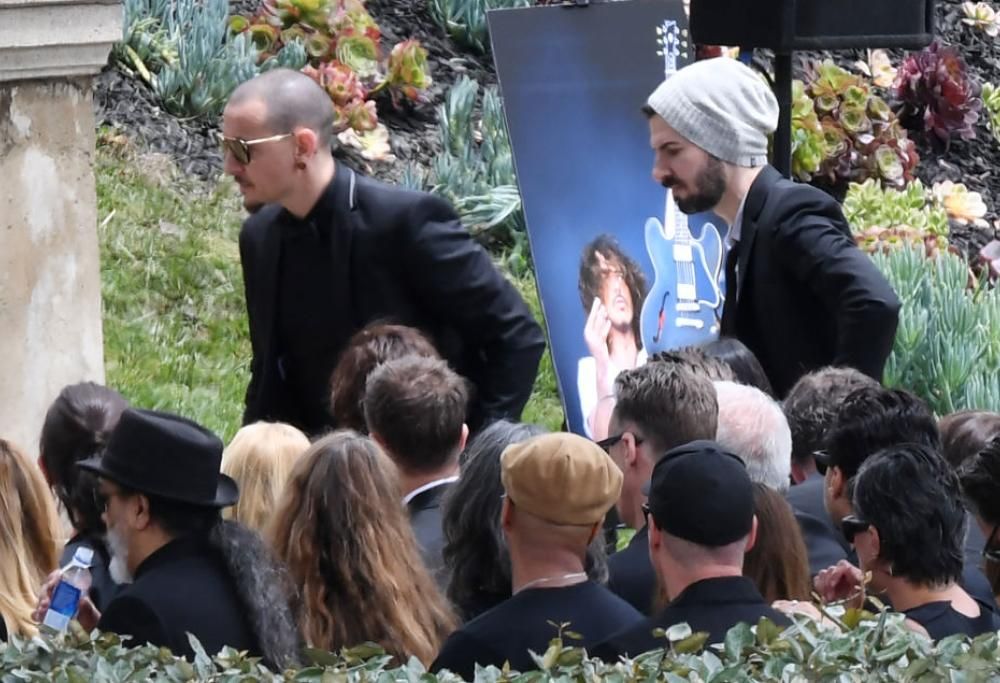 Chris Cornell: le foto del funerale a Los Angeles con l’ultimo saluto da parte della grande famiglia del rock. RIP