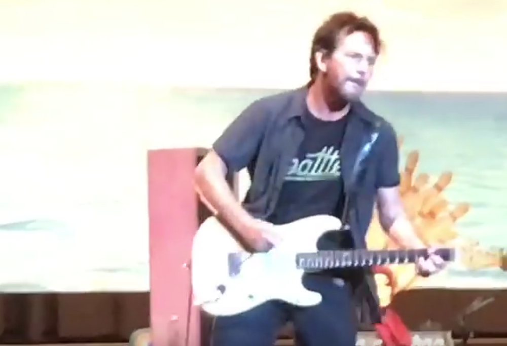 Ecco come Eddie Vedder ha ricordato Chris Cornell durante la prima data del suo tour solista. Guarda il video
