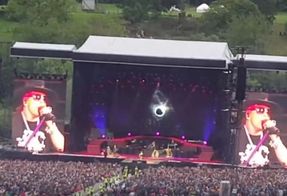 I Guns N' Roses hanno ricordato Chris Cornell suonando Black Hole Sun. Guarda il video