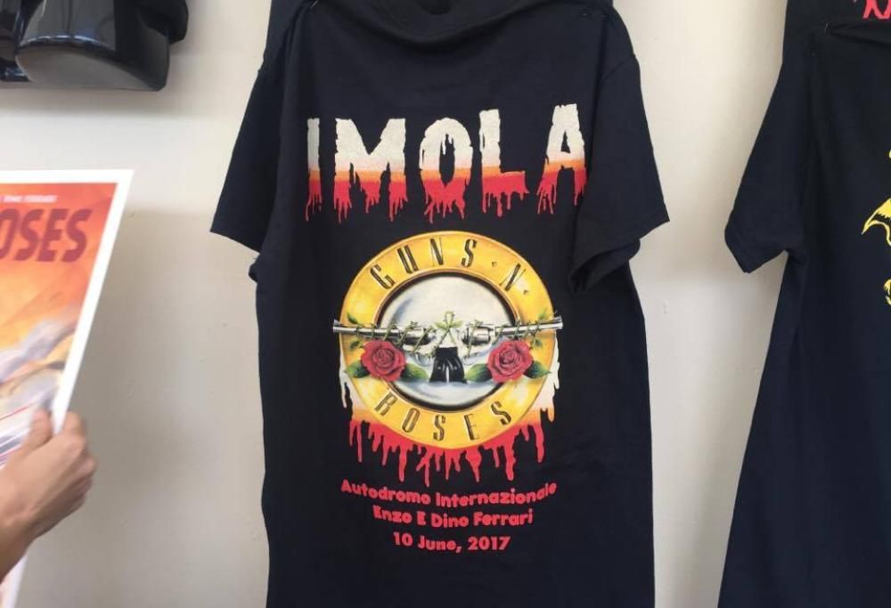 Guns N’ Roses: le foto del merchandising ufficiale del concerto
