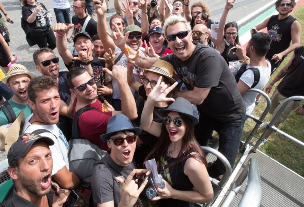 Guns N’ Roses: le foto scattate al truck di Virgin Radio