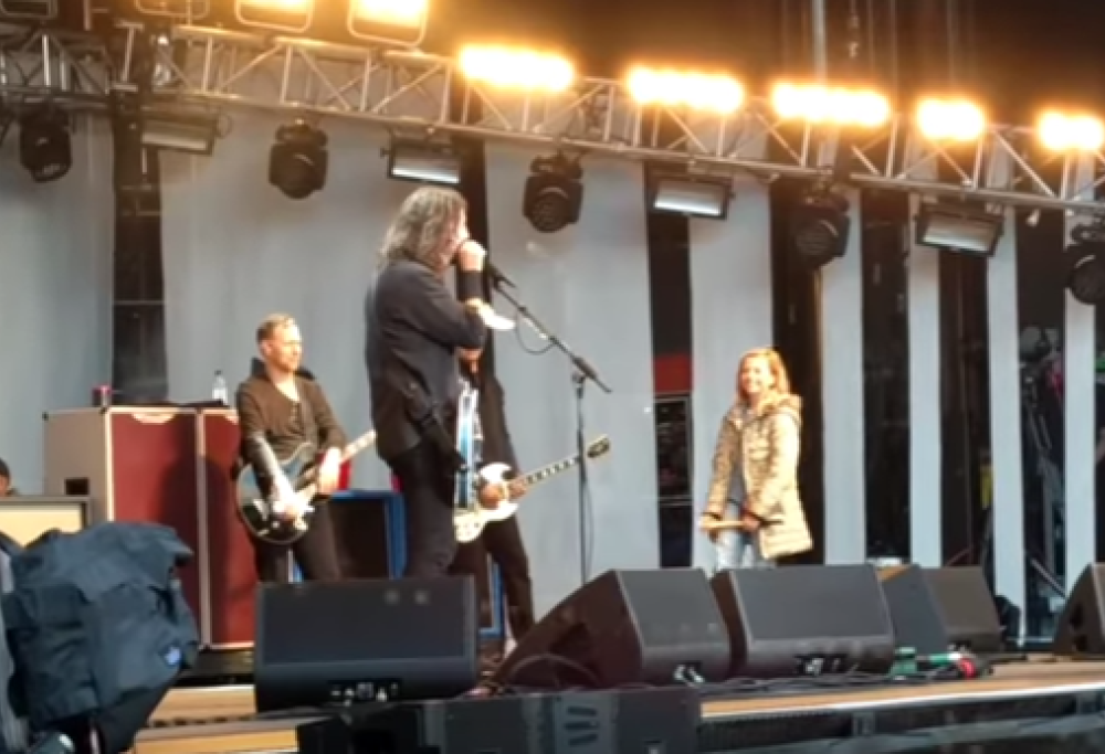 Foo Fighters: la figlia di Dave Grohl ha suonato We Will Rock You alla batteria durante un live. Guarda il video