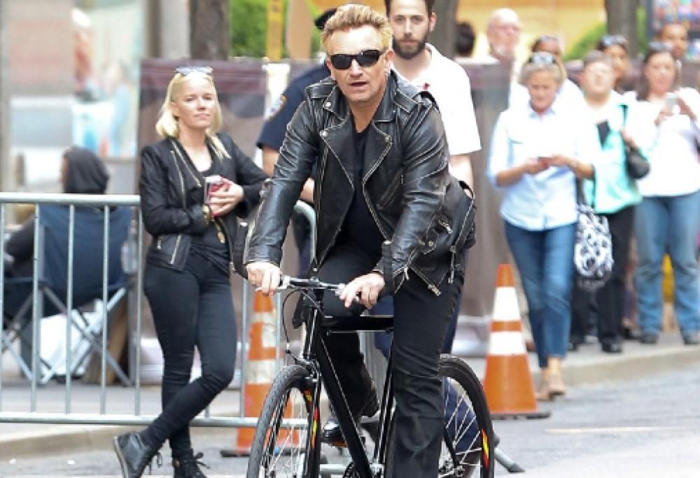 Bono ha ricostruito il suo incidente in bici. Ecco le foto